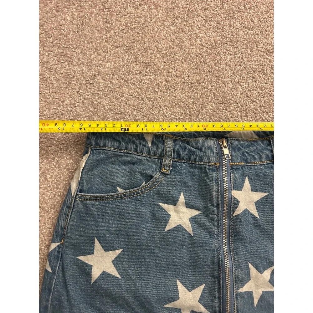 Le Lis Star Print Denim Mini Skirt Womens Medium Blue Excellent Full Zip Raw Hem